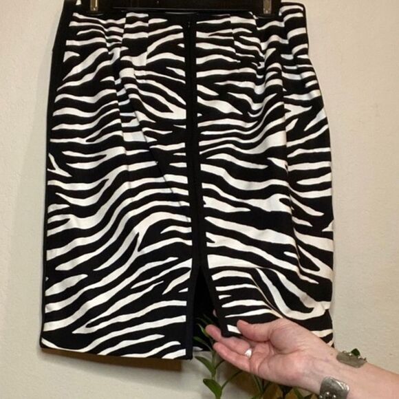 WHBM Pair of Pencil Skirts Sz 6 - Picture 7 of 9